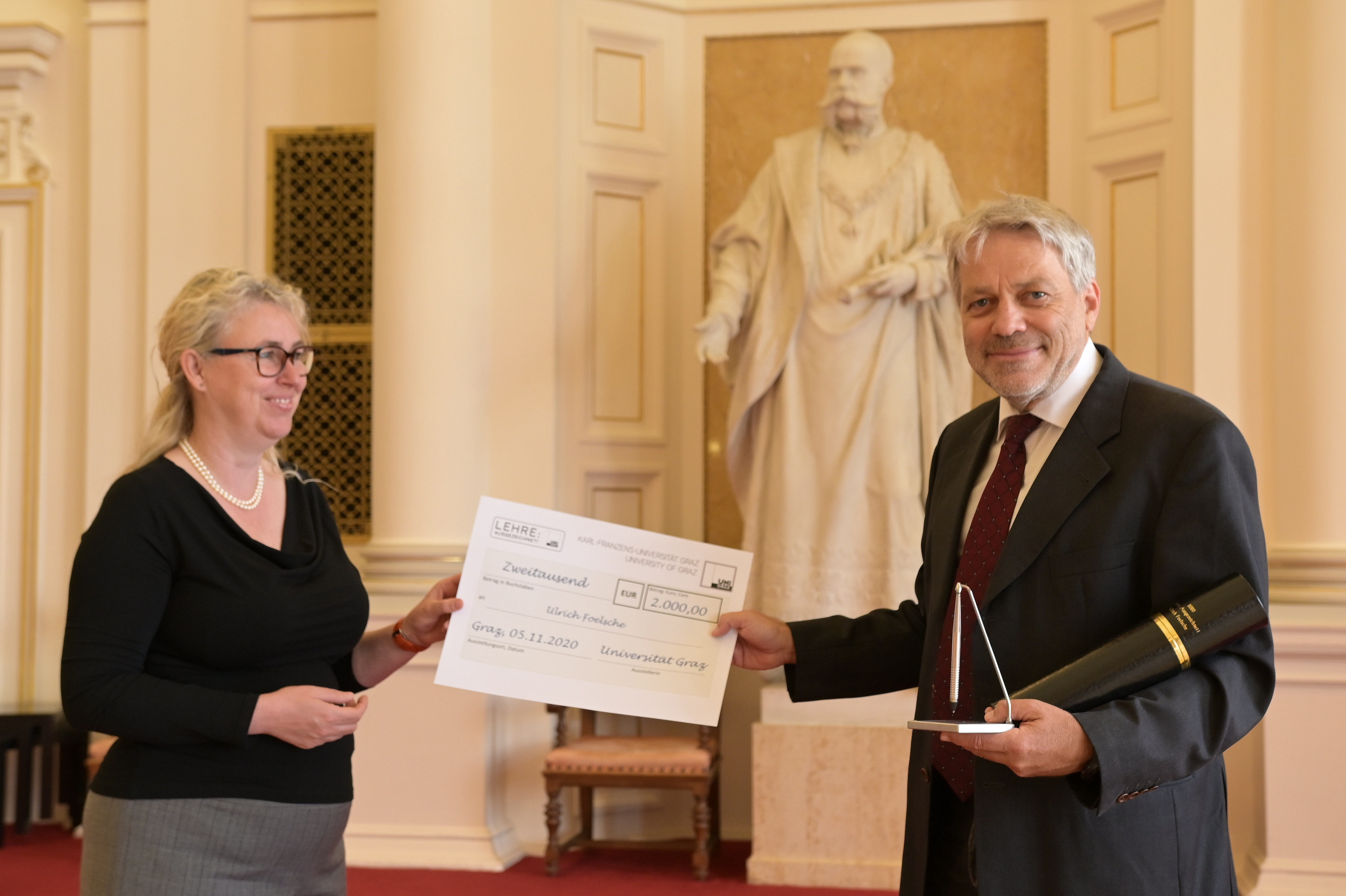 Vizerektorin Catherine Walter-Laager gratuliert Ulrich Foelsche. Foto: Uni Graz/Köppel 