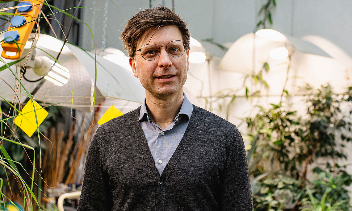 Johannes Liesche vor Gewächsen