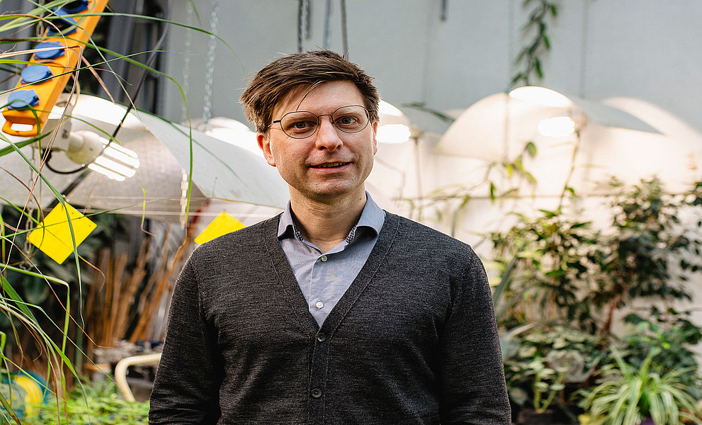 Johannes Liesche vor Gewächsen