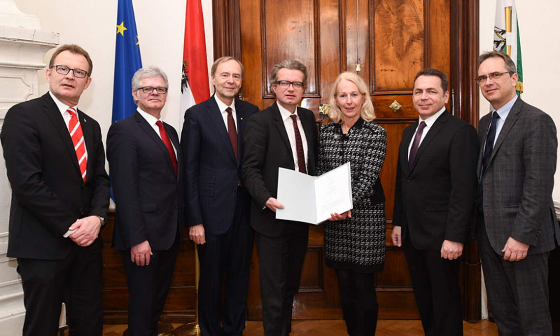 Vizepräsident Manfred Schubert-Zsilavecz, Hans-Joachim Böcking, Ralf Ewert, Landesrat Christopher Drexler, die hessische Staatssekretärin Bernadette Weyland, SOWI-Dekan Thomas Foscht und Vizerektor Peter Riedler nach der Vertragsunterzeichnung.