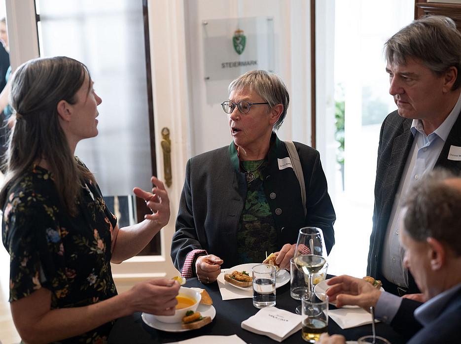 Networking am Buffet ©© Simon Blackley 2026