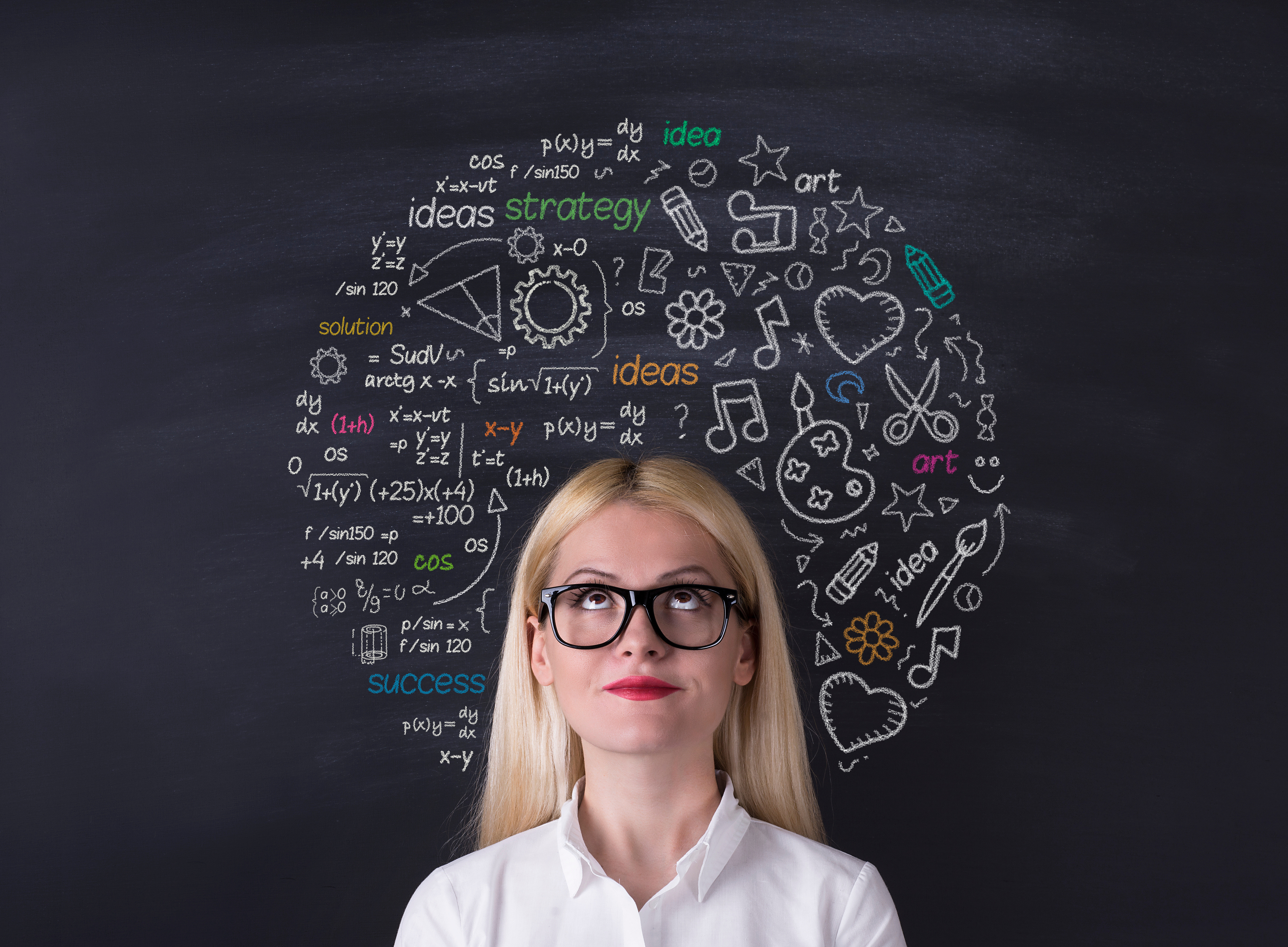 Eine blonde Frau mit Brille denkt nach und steht dabei vor einer Ideenwolke ©Creative-Touch - stock.adobe.com