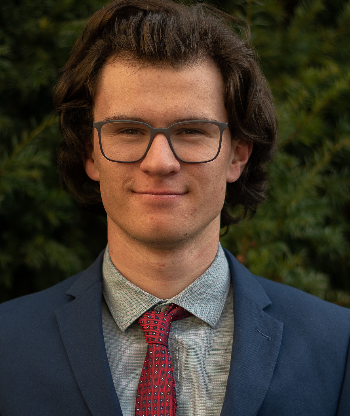 Herr Hofer im Anzug vor grünem Hintergrund