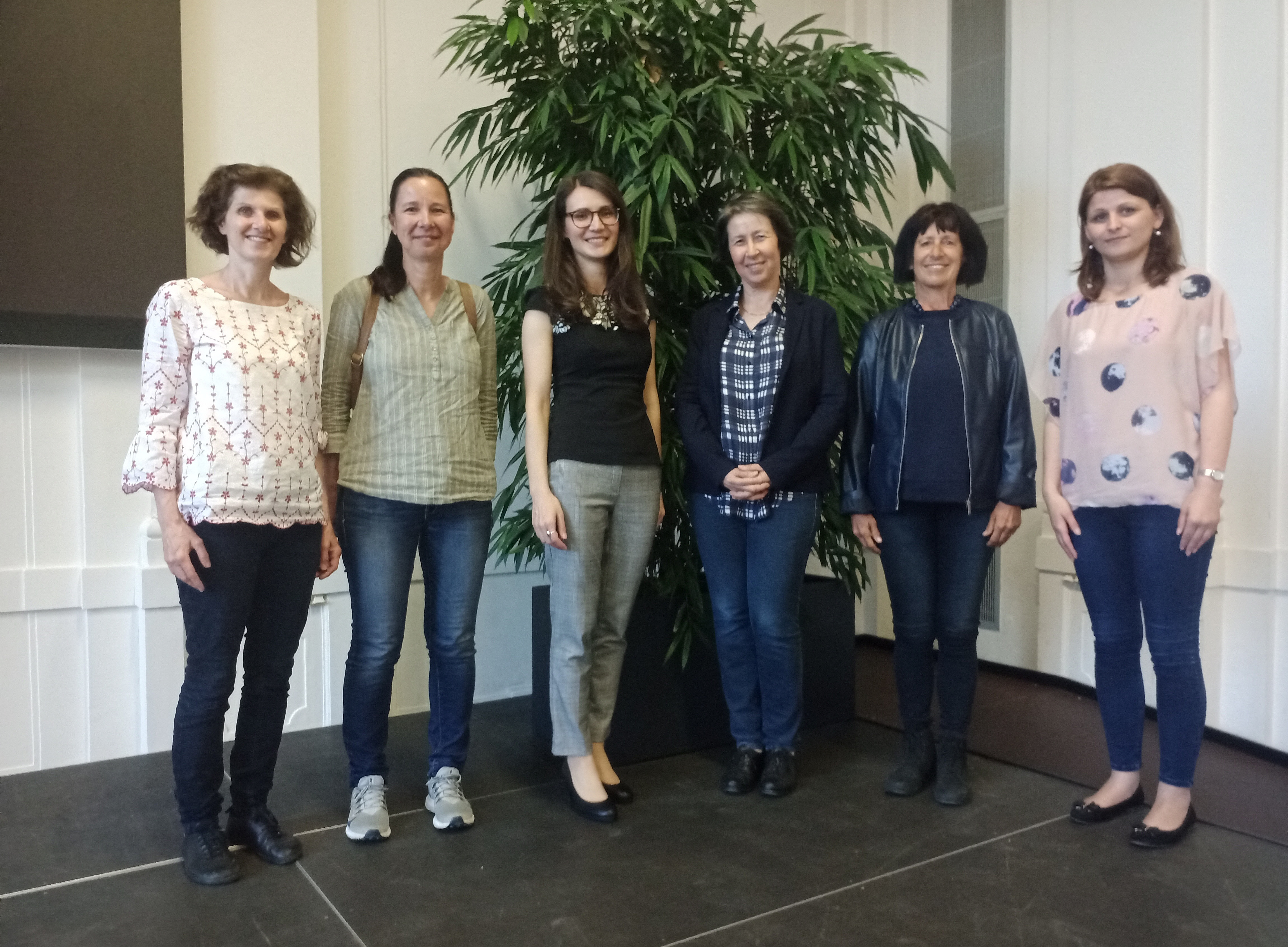 HS-Prof. Edvina Bešić feierte ihre Inauguration mit dem FZIB-Team; v.l.n.r. Heidi Kinast, Michaela Frieß, Edvina Bešić, Barbara Gasteiger-Klicpera, Andrea Holzinger, Katerina Todorova; Copyright: FZIB 