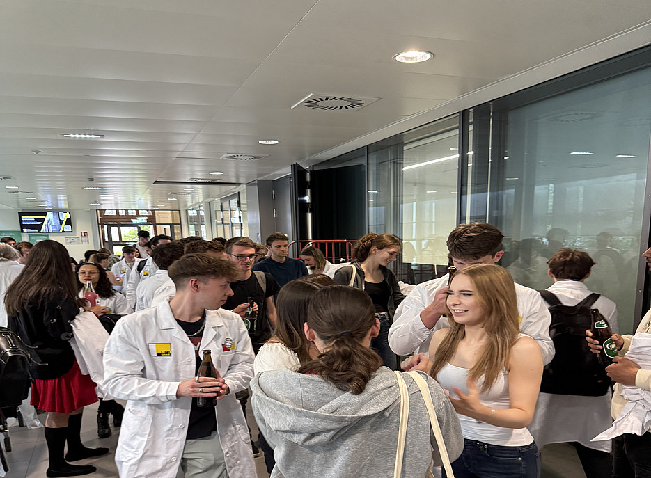 Socialising vor dem Hörsaal 