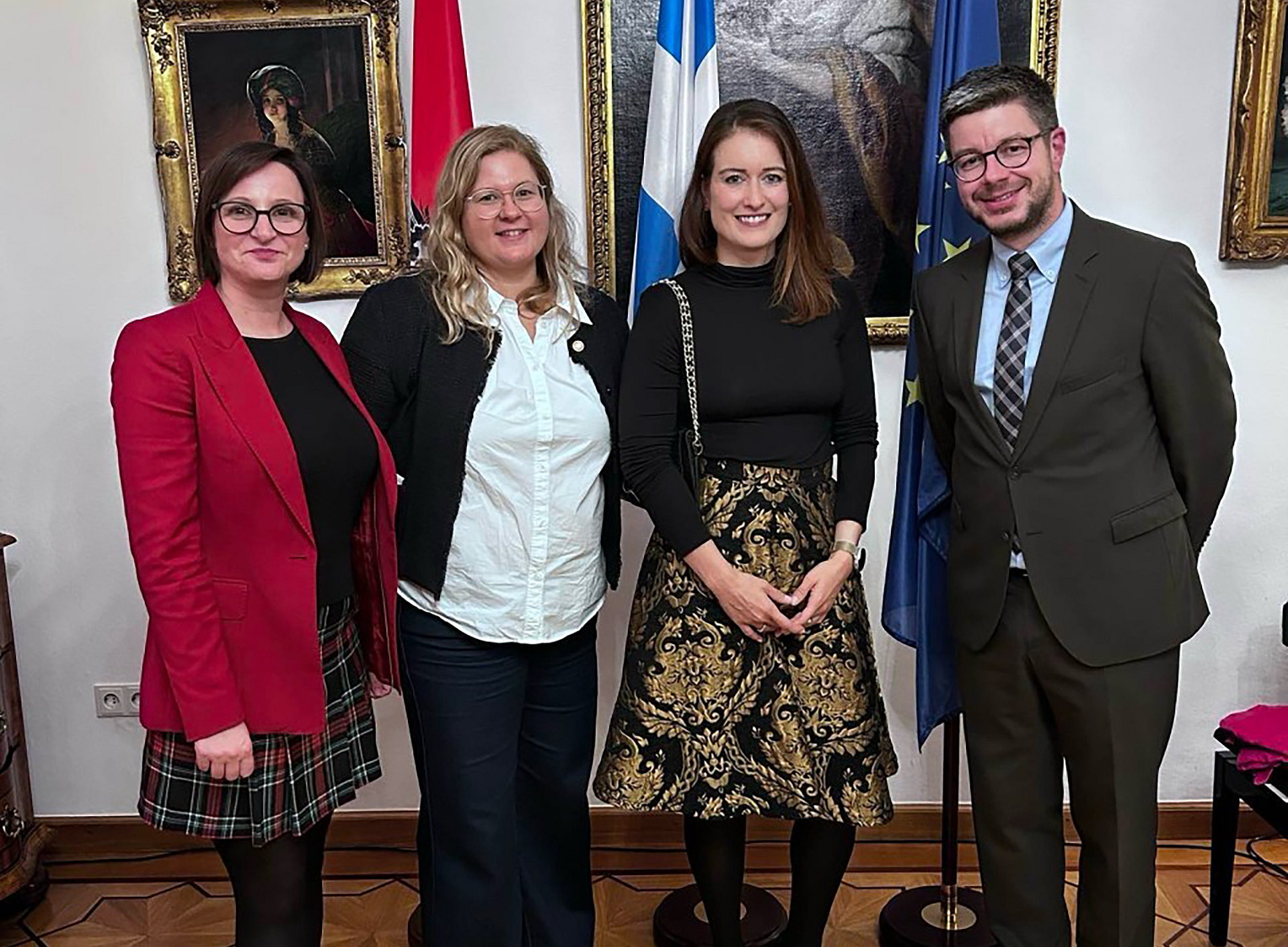 Gruppenfoto, 4 Personen sind zu sehen, 3 Frauen von links, rechts außen steht ein Mann ©Anna-Christina Römer-Siegl