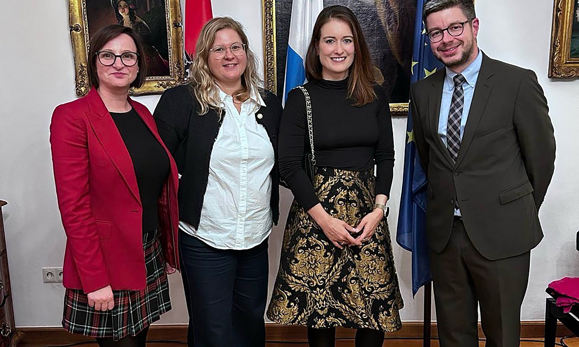 Gruppenfoto, 4 Personen sind zu sehen, 3 Frauen von links, rechts außen steht ein Mann
