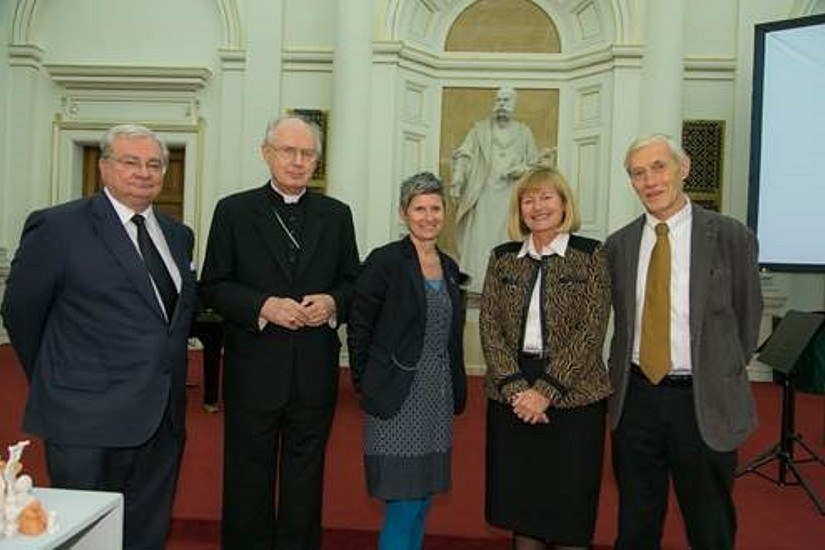 Karlheinz Tscheliessnigg, Beiratsmitglied der Hospizakademie & Vorstandsvorsitzender der Steiermärkischen Krankenanstaltengesellschaft m.b.H, Egon Kapellari, Diözesanbischof der Diözese Graz-Seckau, Moderatorin Barbara Muhr, Vorstandsdirektorin Holding