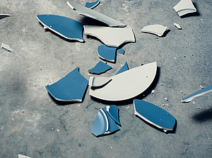 Scherben von Geschirr am Boden ©unsplash.com/chuttersnap