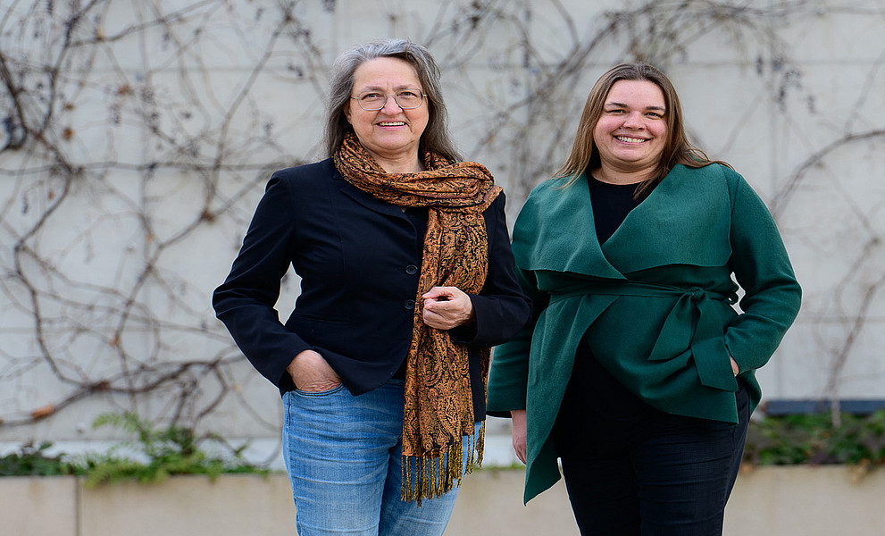Barbara Reiter und Heike Wendt vor einer begrünten Betonwand, noch ohne Blätter
