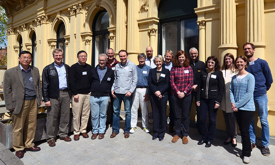 Andrea Steiner (1. Reihe, 4.v.r.) mit den TeilnehmerInnen am Start-Workshop zum Projekt "Atmospheric Temperature Changes and their Drivers" (ATC). Foto: Wegener Center