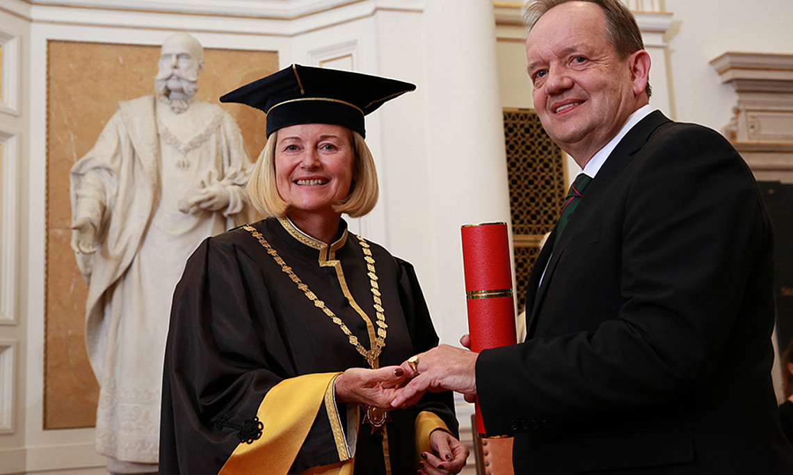 Rektorin Christa Neuper überreichte den Ehrenring an Othmar Ederer Foto: Gasser 