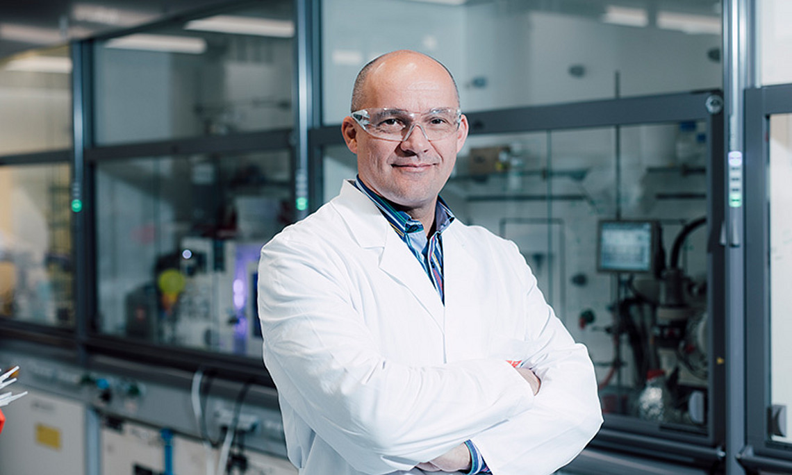 Chemist C. Oliver Kappe is the scientific director of the CC FLOW division at RCPE: "With our new, planned production facility we would be well prepared for possible future epidemics." Photo credit: Uni Graz/Kanizaj. 