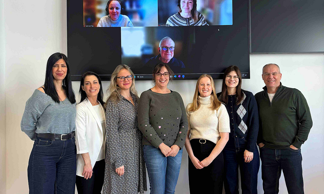 Bild vom Projektkonsortium: Eva Pölzl-Stefanec, Thomas Moser, Karin van Trijp, Tone R Nilsen, Barbora Loudová Stralczynská, Petra Ristić, Konstantinos Petrogiannis, Eleni Sotiropoulou, Lea Wolf, Silke Vögel