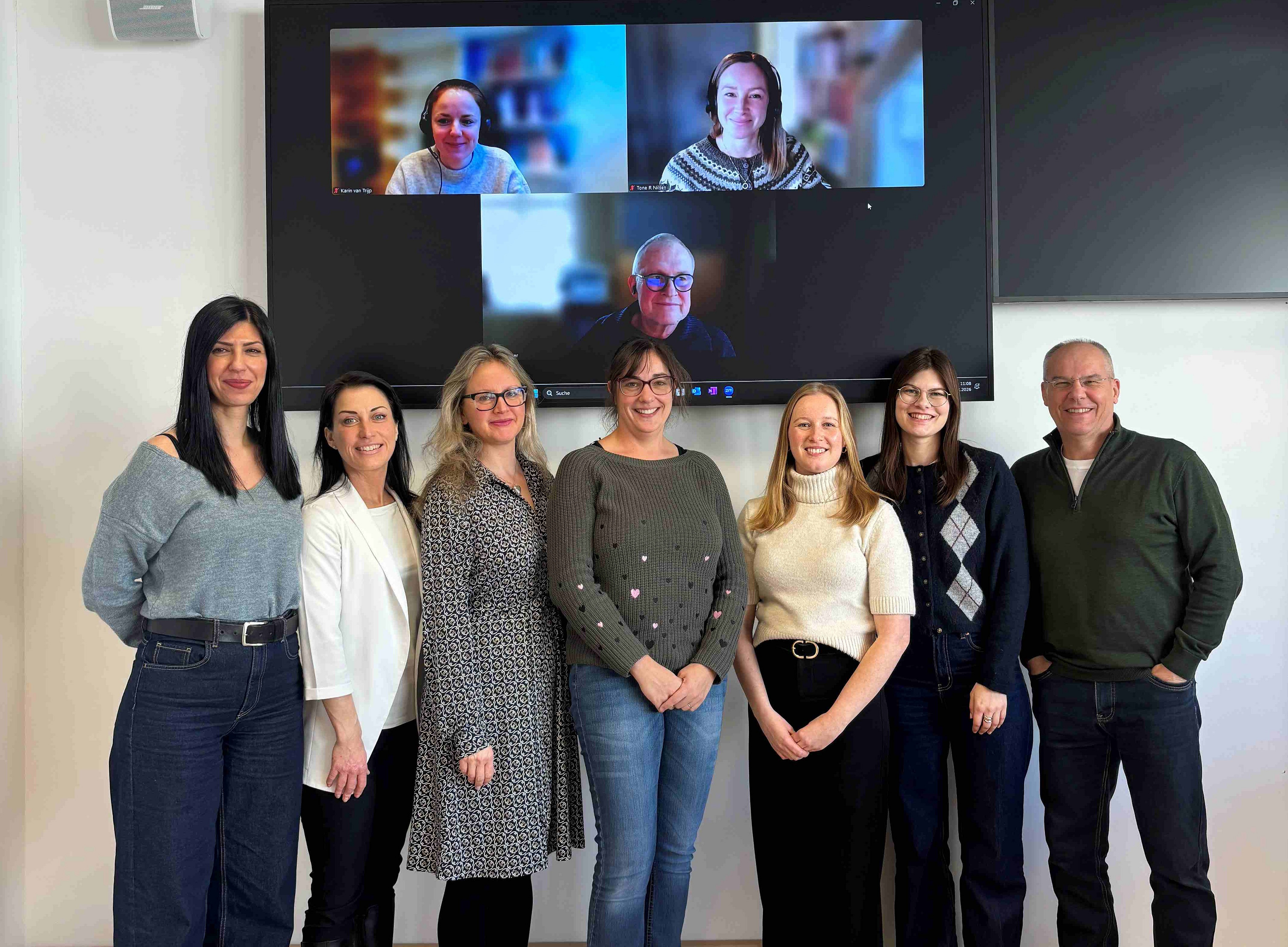 Bild vom Projektkonsortium: Eva Pölzl-Stefanec, Thomas Moser, Karin van Trijp, Tone R Nilsen, Barbora Loudová Stralczynská, Petra Ristić, Konstantinos Petrogiannis, Eleni Sotiropoulou, Lea Wolf, Silke Vögel ©Lisa Hafen