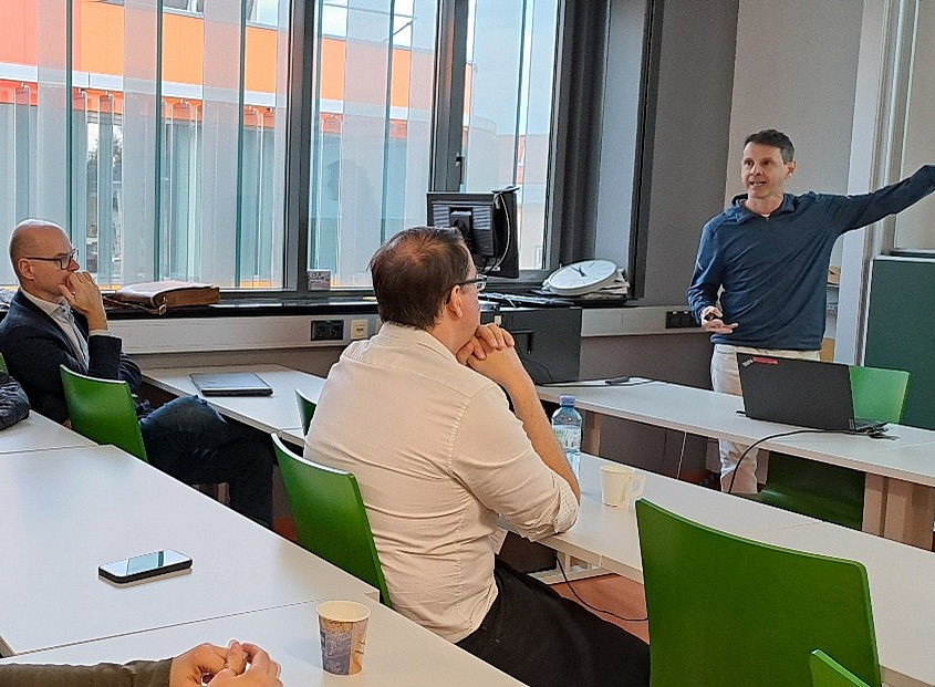 Doctoral students and lecturers listen intently to Simone Recchi from the FWF as he talks about programs to support young researchers. ©Uni Graz / Th. Weiss