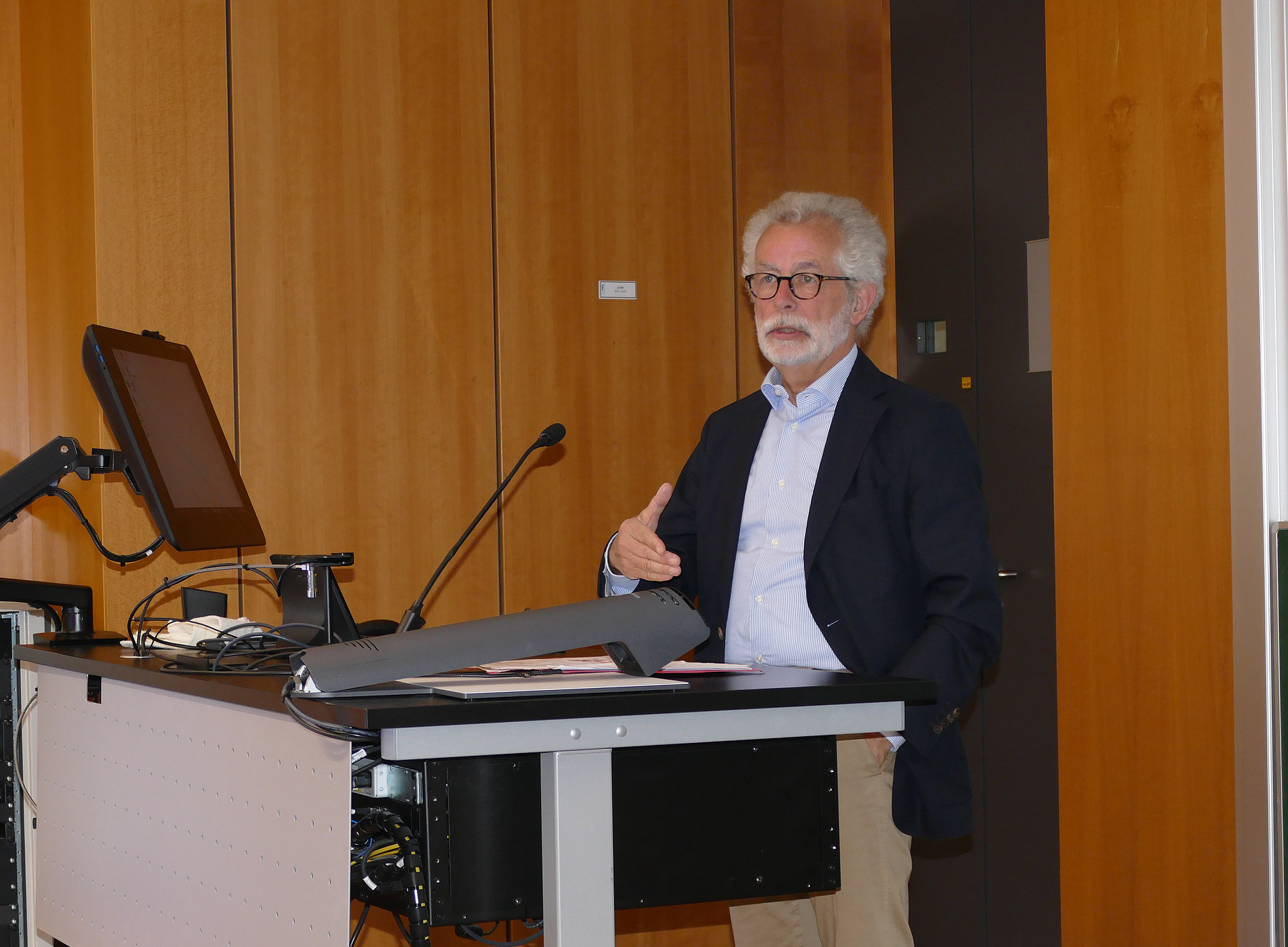 Prof. Dr. Hans Vorländer bei seinem Vortrag "Unter Druck. Demokratien in der Zeitenwende" an den Universitätsmuseen der Universität Graz. 