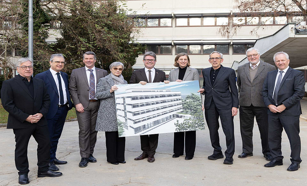 Gemeinsam fürs Cori-Institut: Architekt Ernst Giselbrecht, Uni-Graz-Rektor Peter Riedler, TU Graz-Rektor Horst Bischof, Med Uni Graz-Rektorin Andrea Kurz, Wissenschaftsminister Martin Polaschek, Landesrätin Barbara Eibinger-Miedl, ÖAW-Präsident Wolfgang Baumjohann, BioTechMed-Graz-Director Rudolf Zechner und WEGRAZ-Geschäftsführer Dieter Johs (v. l.) Foto: Harry Schiffer