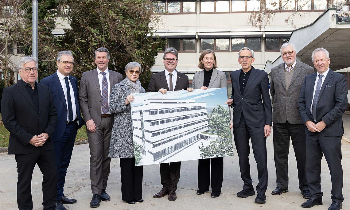 Gemeinsam fürs Cori-Institut: Architekt Ernst Giselbrecht, Uni-Graz-Rektor Peter Riedler, TU Graz-Rektor Horst Bischof, Med Uni Graz-Rektorin Andrea Kurz, Wissenschaftsminister Martin Polaschek, Landesrätin Barbara Eibinger-Miedl, ÖAW-Präsident Wolfgang Baumjohann, BioTechMed-Graz-Director Rudolf Zechner und WEGRAZ-Geschäftsführer Dieter Johs (v. l.) Foto: Harry Schiffer