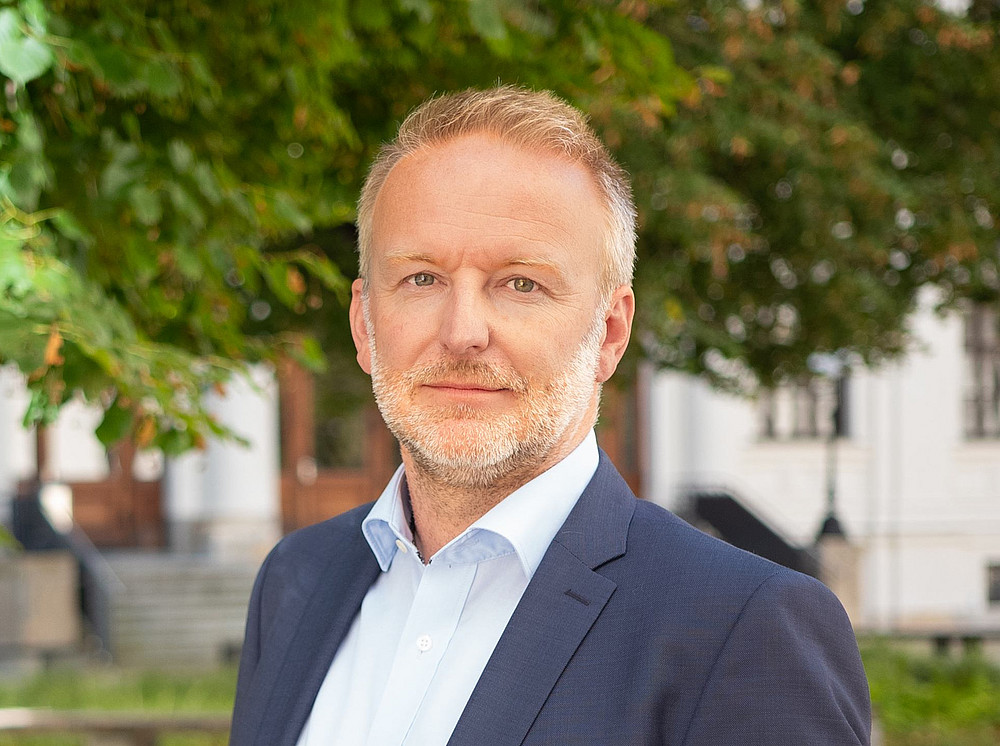 Portrait photo of Christian Bergauer in the inner courtyard of the main building ©Uni Graz/Radlinger