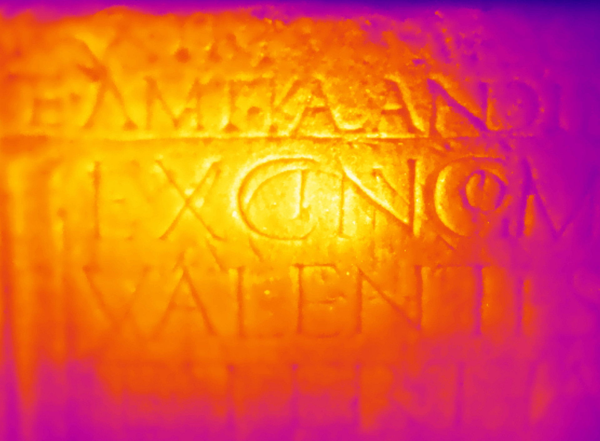 Thermografische Aufnahme einer römischen Inschrift mit lesbaren Buchstaben: AMKAANDI, EXCNOM, VALENTIS ©Uni Graz/Diez