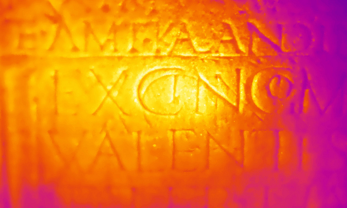 Thermografische Aufnahme einer römischen Inschrift mit lesbaren Buchstaben: AMKAANDI, EXCNOM, VALENTIS