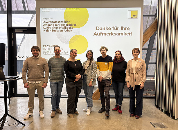 4 Frauen und 3 Männer stehen aufgereiht vor einer Leinwand ©Uni Graz/Christina Schmieder