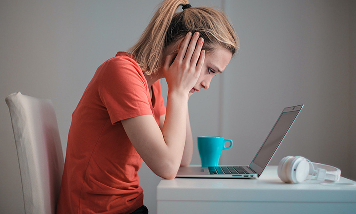 Von Fake News überflutet zu werden, ist belastend. Die falsche Nachrichten könnten aber auch für unsere Demokratie gefährlich sein, wie das Ethiklabor der Uni Graz erforscht. Foto: pexels.com