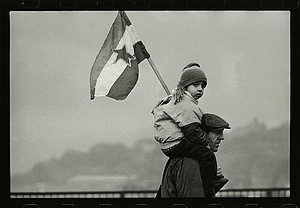 Ein Mann mit dem Kind und Fahne