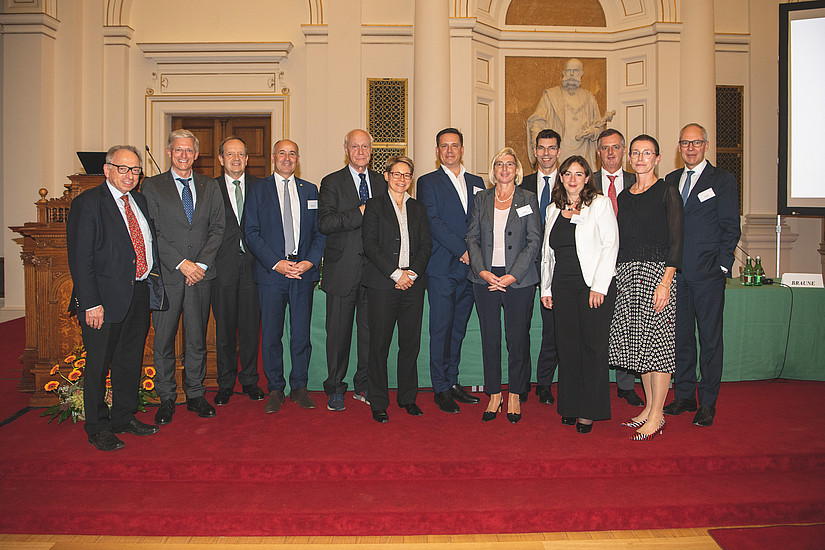 Die Vortragenden des Symposiums (v.l.n.r.): Ronald Barazon, Thomas Hlatky, Othmar Ederer, Arno Schuchter, Attila Fenyves, Anke Idstein, Thomas Hajek, Elisabeth Stadler, Stephan Korinek, Doris Wendler, Ludwig Pfleger, Sabine Usaty-Seewald, Thomas Braune