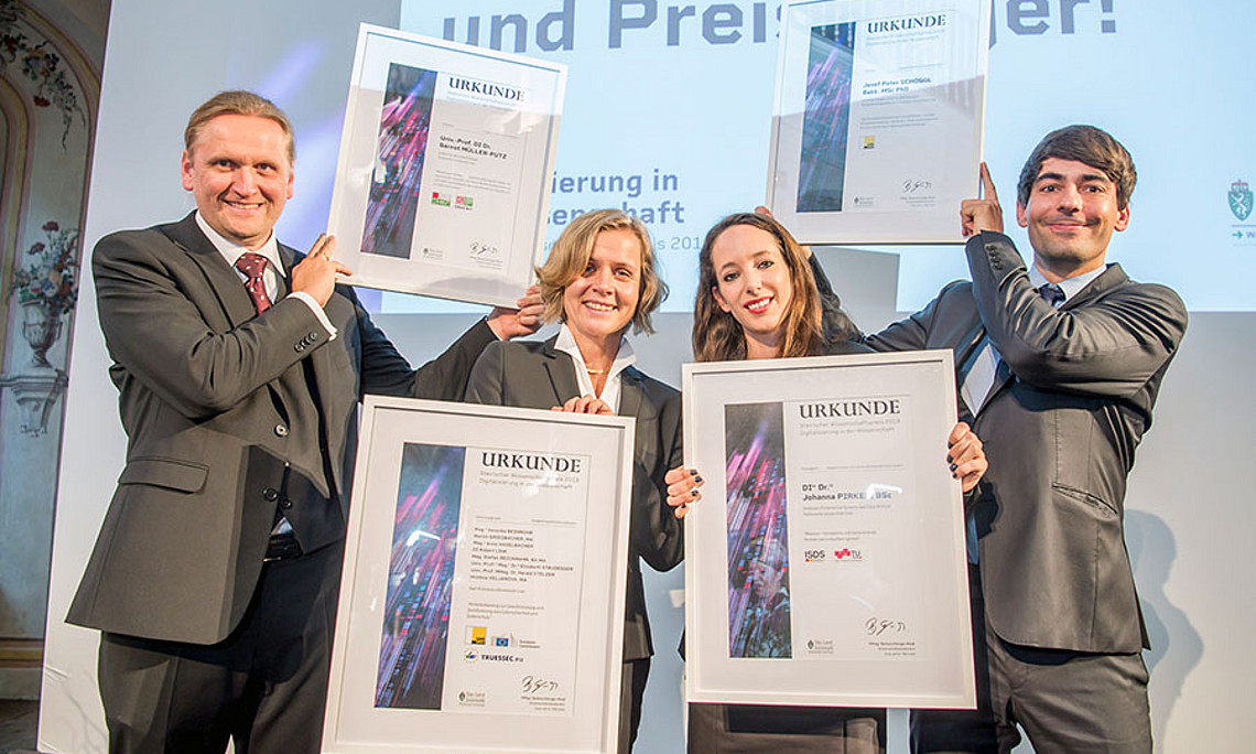 Elisabeth Staudegger (2. von links) und Josef Schöggl (ganz rechts) von der Universität Graz konnten sich mit Gernot Müller-Putz und Johanna Pirker von der TU Graz über den Steirischen Wissenschaftspreis 2019 freuen. © Foto Fischer