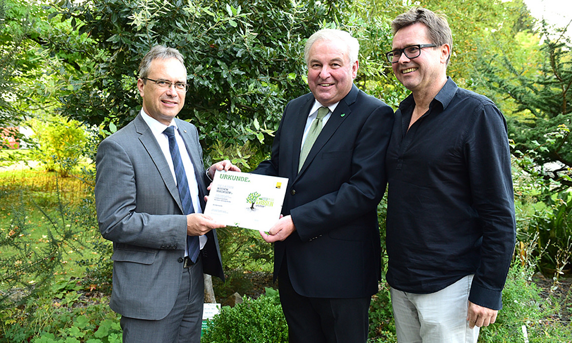 LH Hermann Schützenhöfer (Mitte) ist Pate der Steineiche. Vizerektor Peter Riedler (links) und der designierte Rektor Martin Polaschek dankten für die Unterstützung. Foto: Uni Graz/Schweiger 