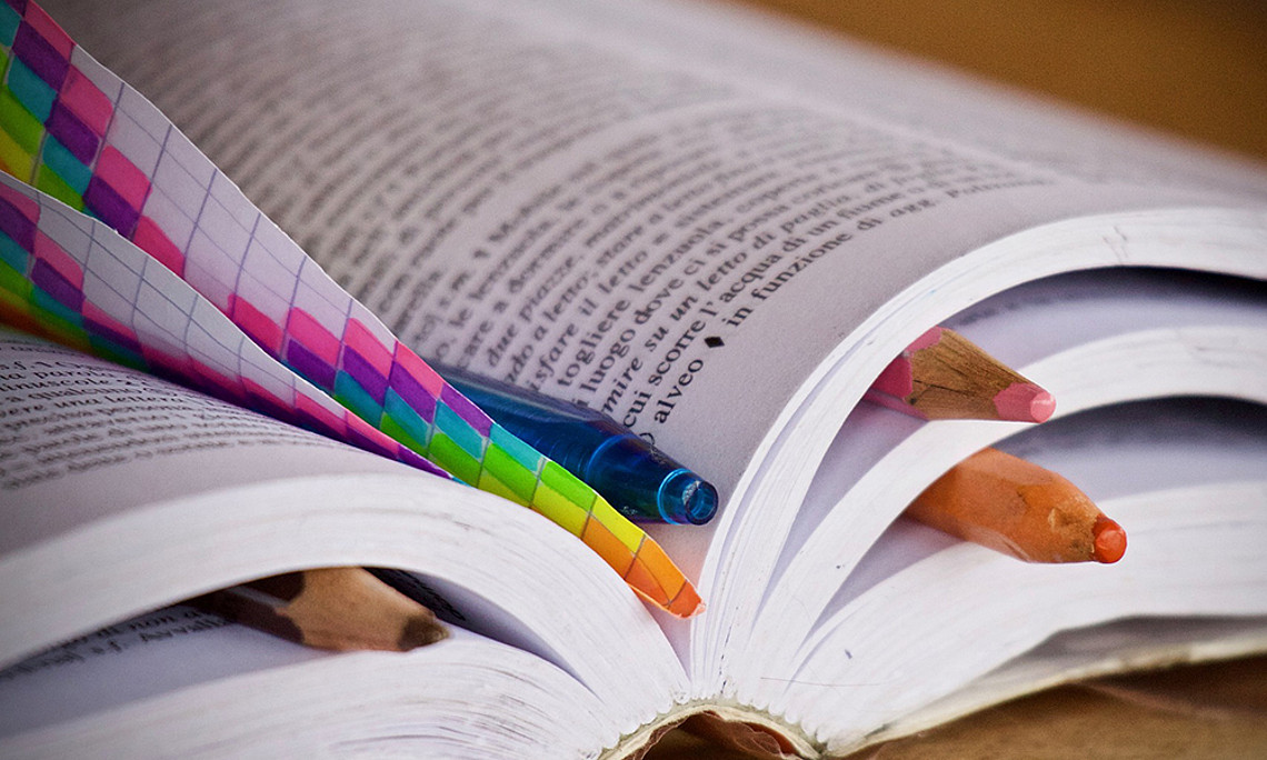 Wörterbücher durchforsten oder Bedeutung erraten? Zweitere Strategie ist oft zielführender beim Vokabellernen, hat eine Studie gezeigt. Foto: Pixabay