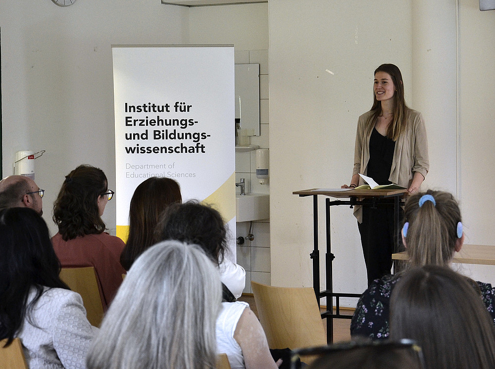 eine Frau steht hinter einem Pult und hält einen Vortrag, ein Raum voller Menschen hört zu ©Uni Graz/Braunegger