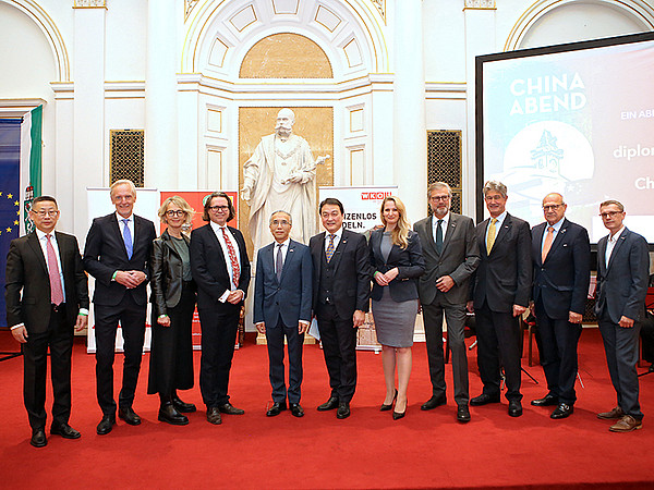 V.l.: Jiandong Xu, Günter Riegler, Alexandra Pichler-Jessenko, Martin Polaschek, Xiaosi Li, Wan Jie Chen, Anita Höller, Karl-Heinz Dernoscheg, Harald Kainz, Andreas Bardeau, Christoph Kovacic. Foto: Konfuzius-Institut 