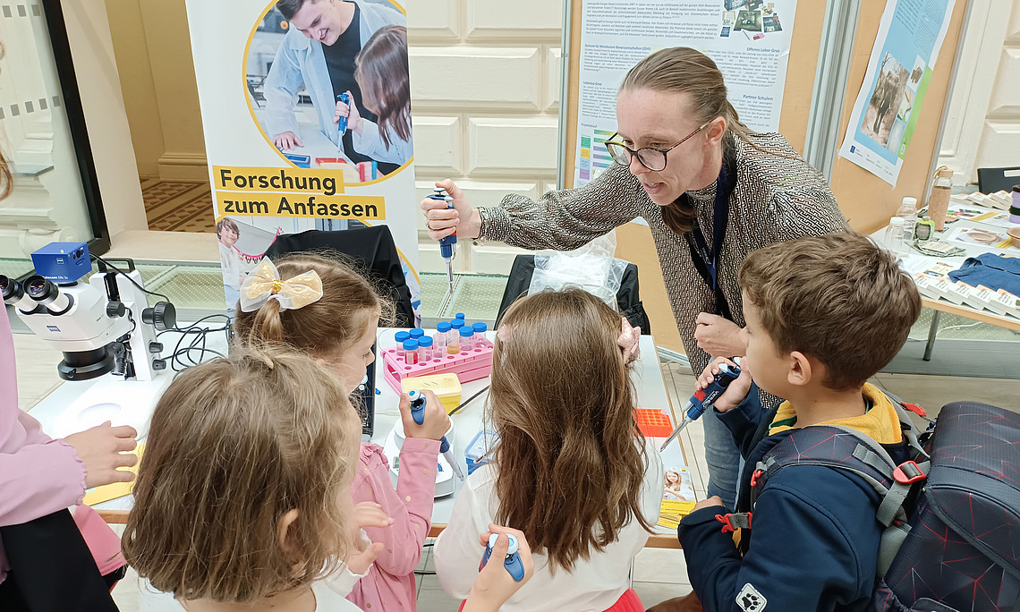 Heide mit den Kids an der michmachstation
