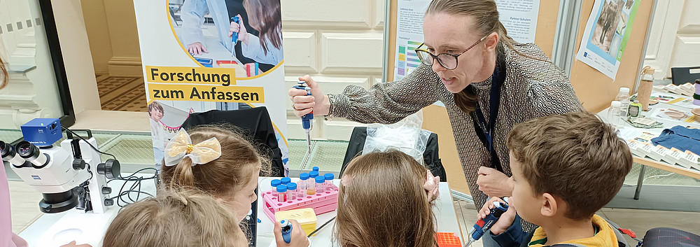 Heide vom OLG beim Arbeiten mit Kindern ©Uni Graz/OLG