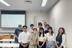 Bild zeigt Mitarbeiter*innen der Uni Kyoto und Dr. Hirt