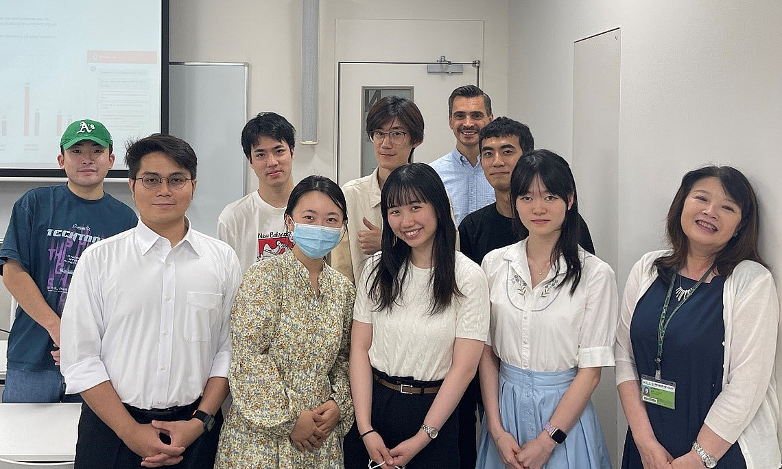 Bild zeigt Mitarbeiter*innen der Uni Kyoto und Dr. Hirt