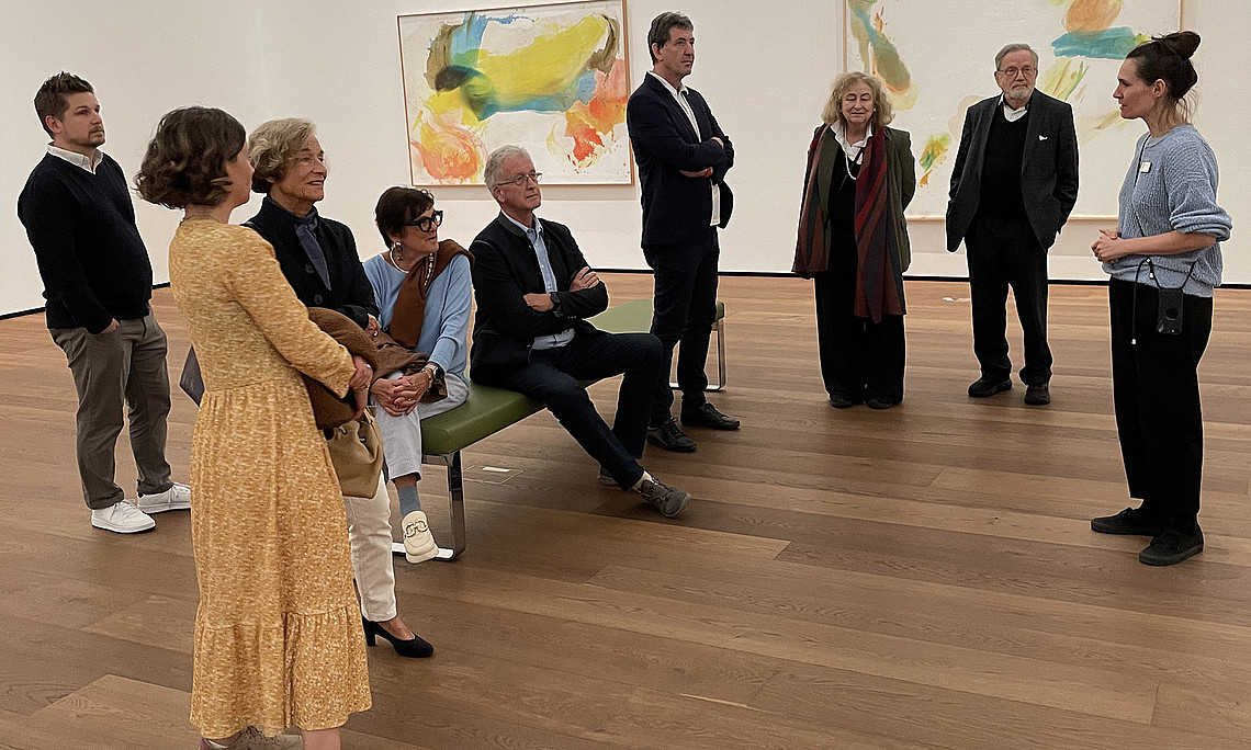 Gruppe von Menschen im Museum