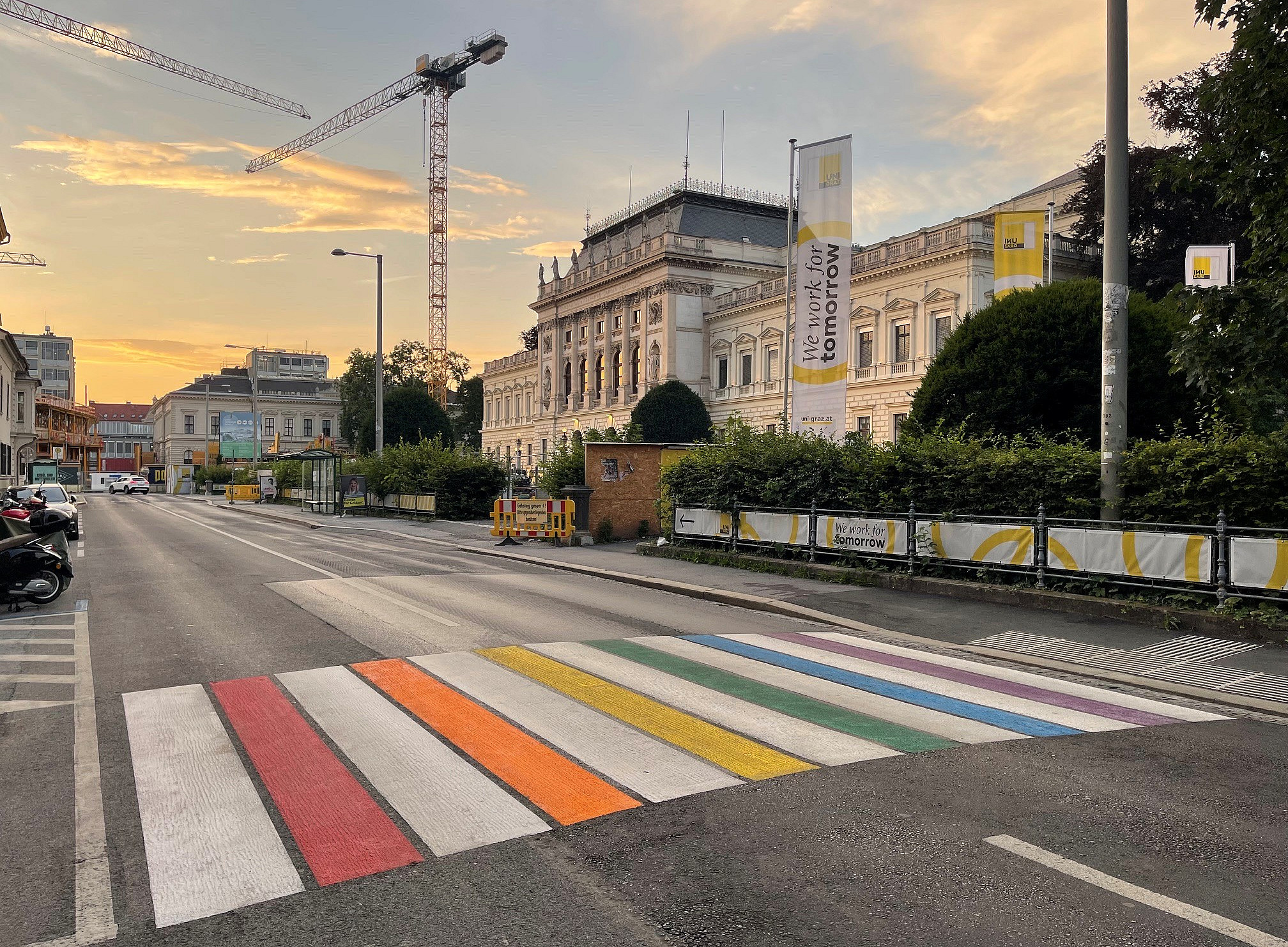 Foto des Regenbogenzebrastreifens vor dem Hauptgebäude ©Laister, AKGL 