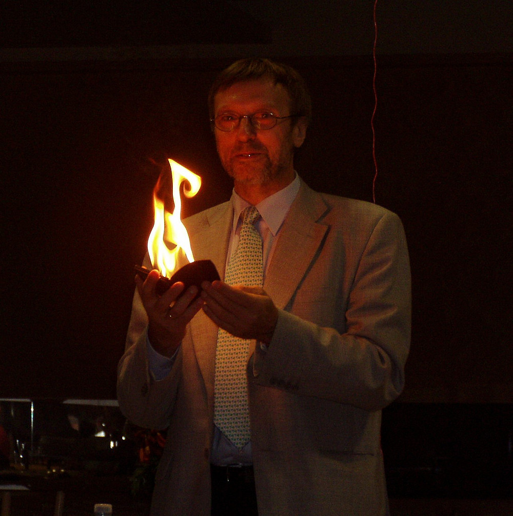 Viktor Obendrauf hält eine gelb leuchtende Flamme in der Hand ©Wolfgang Rottler