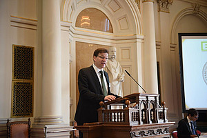 Universitätsprofessor Doktor Stefan Storr am Rednerpult ©Universität Graz