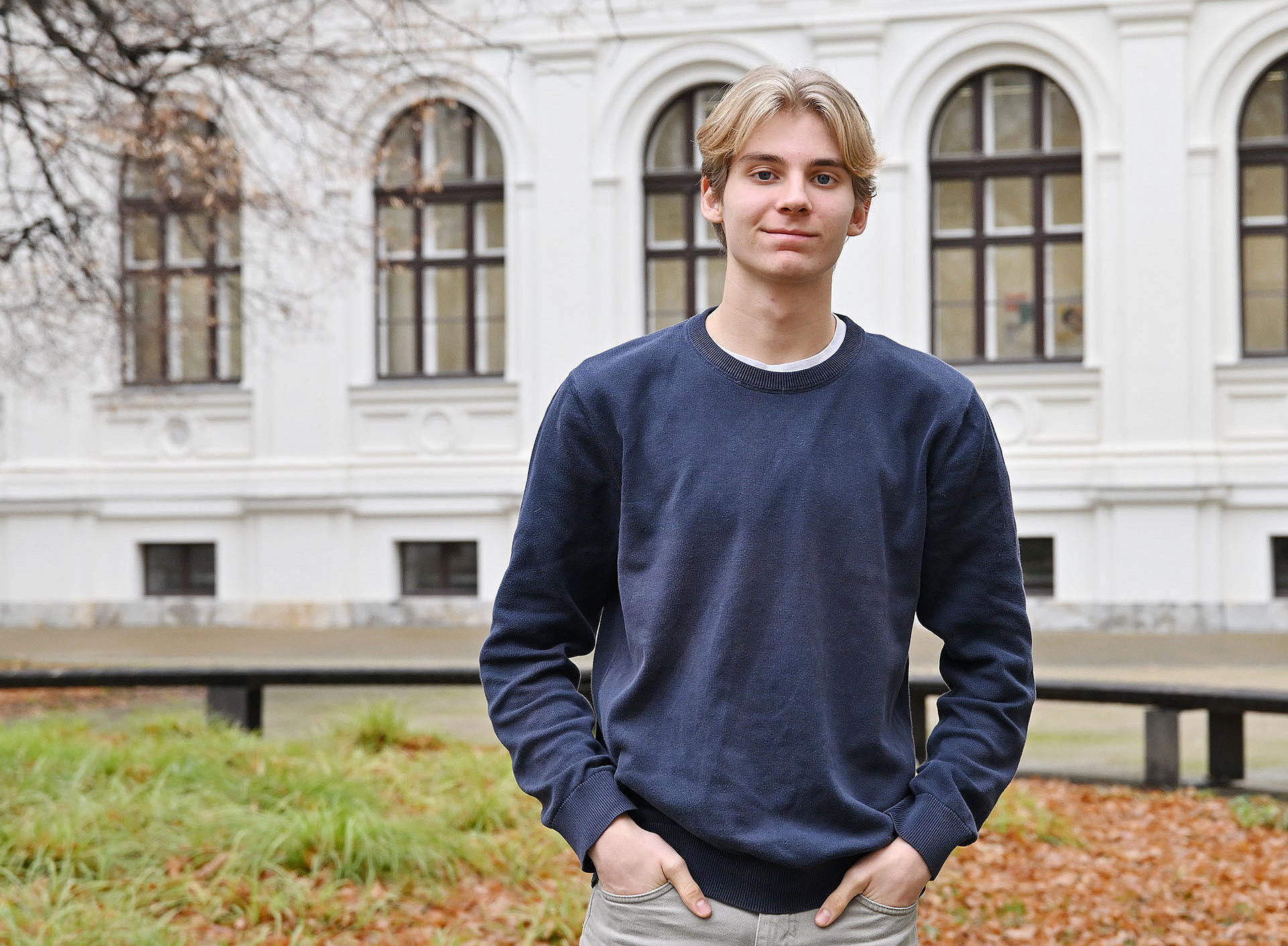 Simon Benal im Innenhof des Uni-Hauptgebäudes ©Uni Graz / Pichler