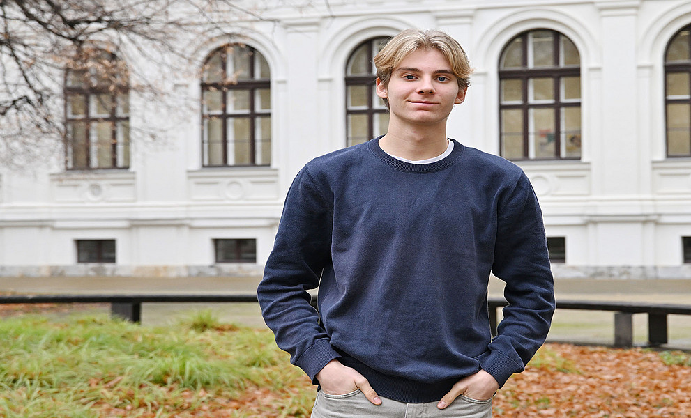 Simon Benal im Innenhof des Uni-Hauptgebäudes