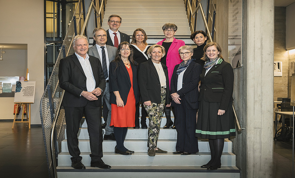 Erste Reihe (v. l.): Moser (Montanuni), Engelhardt-Nowitzki (FH Joanneum), Edlinger-Ploder (FH Campus 02), Kurz (Med Uni Graz), Landesrätin Eibinger-Miedl, zweite Reihe (v. l.): Riedler (Uni Graz), Karl (PH Steiermark), Seel (PPH Augustinum), Höglinger (TU Graz, dritte Reihe: Schulz (Kunstuni) Foto: Tim Ertl