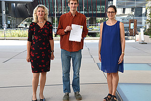 Michael Meister (Mitte) mit GEWI-Studiendekanin Margit Reitbauer (l.) und Nassim Balestrini, Director des CIMIG an der Uni Graz. Foto: Uni Graz/Leljak. 