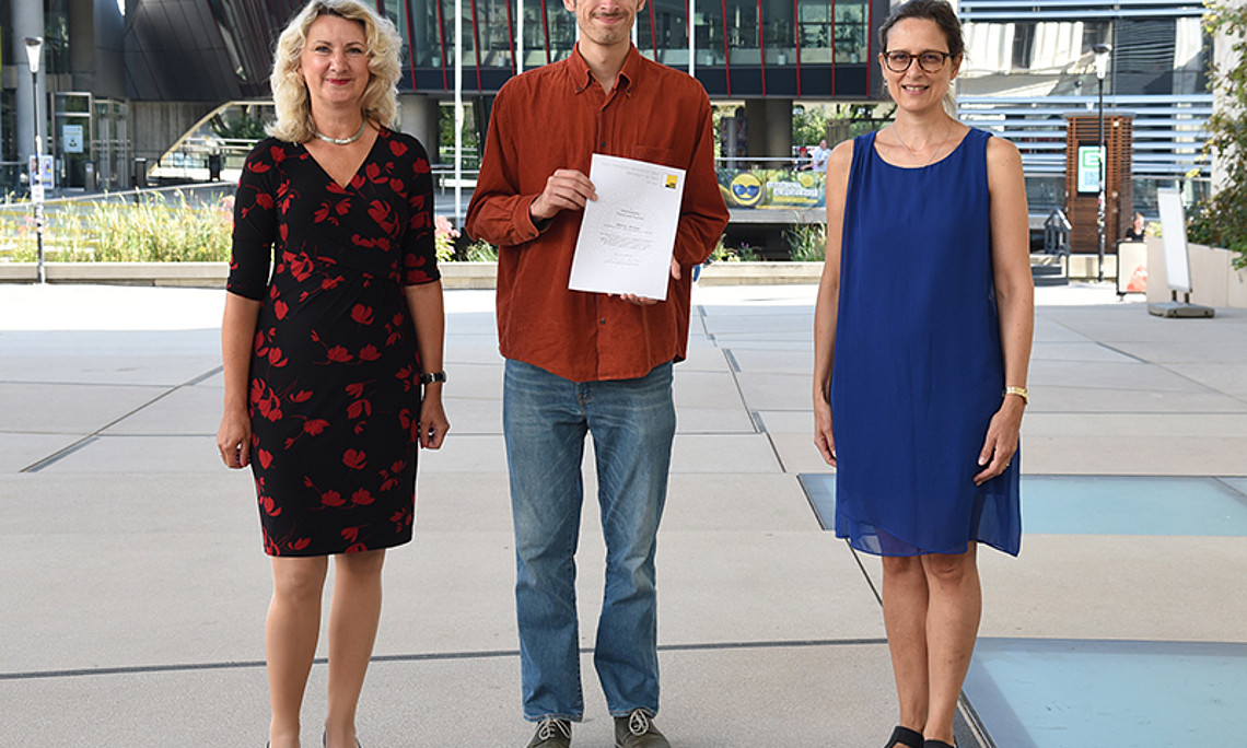 Michael Meister (Mitte) mit GEWI-Studiendekanin Margit Reitbauer (l.) und Nassim Balestrini, Director des CIMIG an der Uni Graz. Foto: Uni Graz/Leljak. 