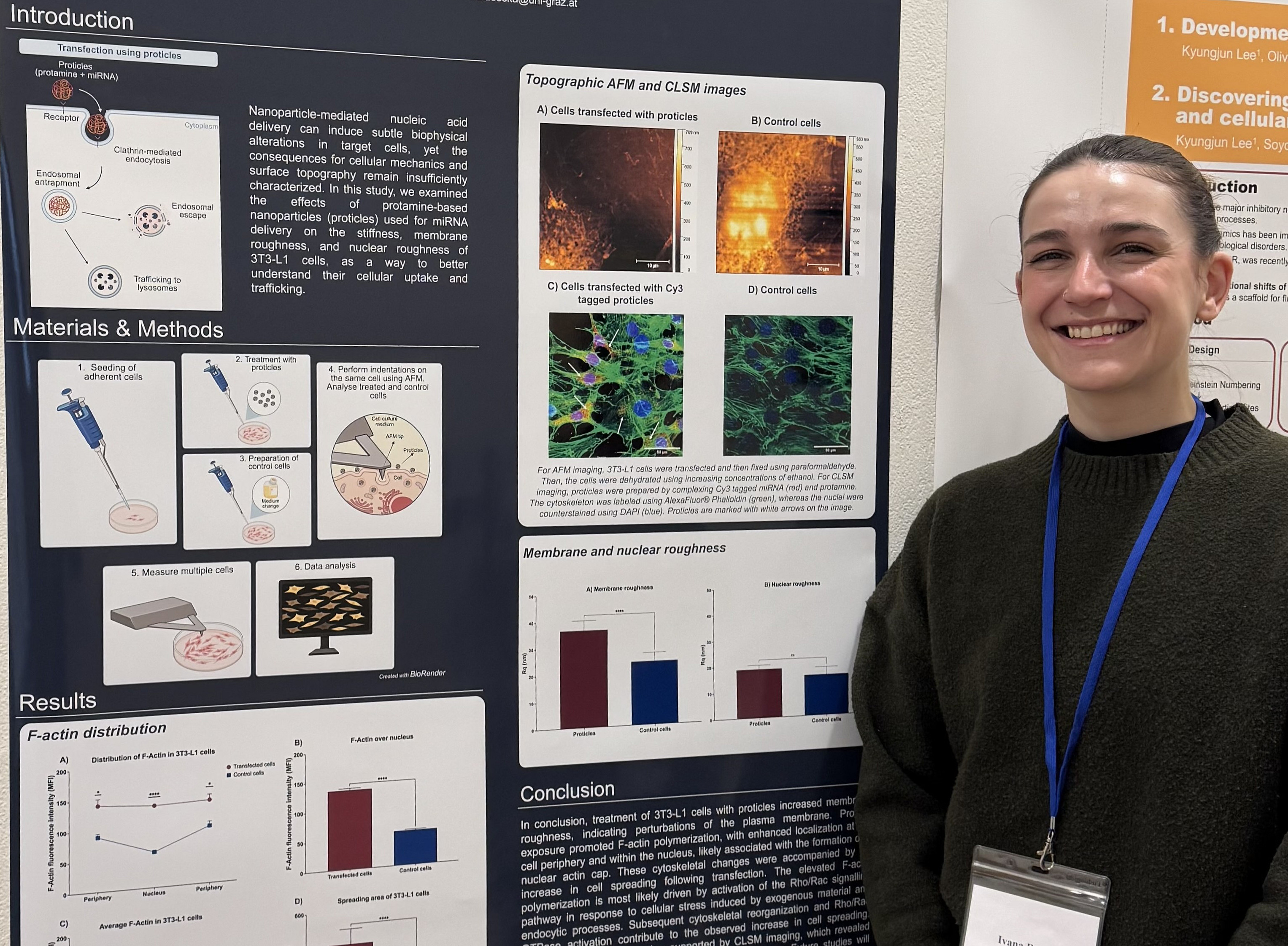 Dr. Ivana Ruseska steht vor ihrem prämierten Poster ©Uni Graz/Dr. Ivana Ruseska