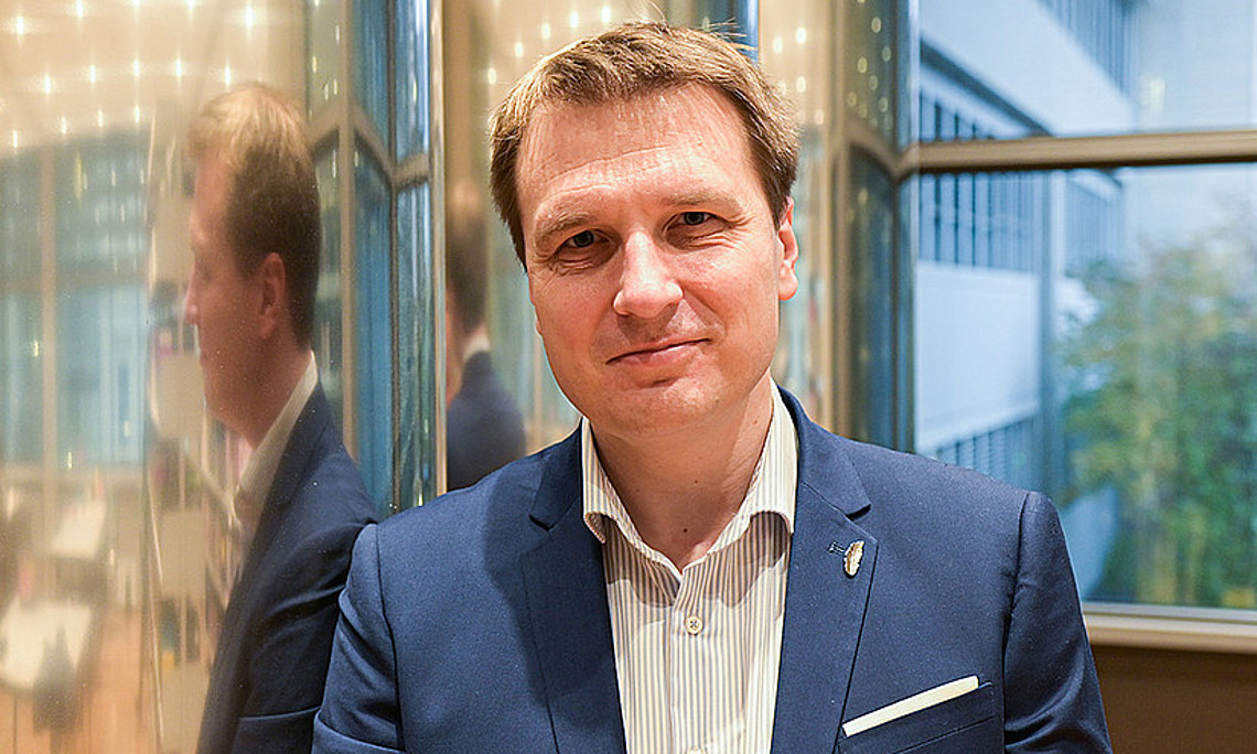 Portraitfoto von Benedekt Harzl im Resowi Gebäude